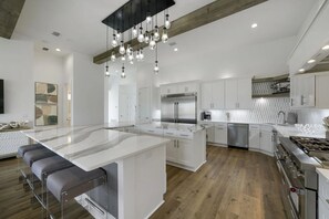 Kjøleskap, ovn, kokeplater og oppvaskmaskin