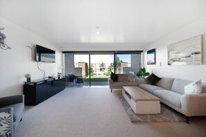 2 Bedroom Apartment | Wohnbereich | 40-Zoll-LCD-Fernseher mit Satellitenempfang, Netflix, Fußbodenheizung