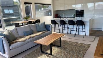 Departamento panorámico | Área de sala de estar | Televisión LCD, Netflix, piso con calefacción y servicios de streaming