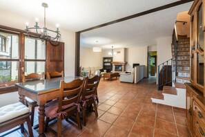 Interior - The Poo Sloop (Poo De Llanes)