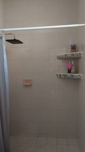 Dusche, Haartrockner, Handtücher, Seife