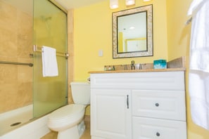 Shower, hair dryer, towels, shampoo - Nicely Appointed One Bedroom! City Lights and Mountain Views! (Honolulu)