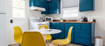 Retro Retreat: 1br home w/ WFH desk, livingroom, fire pit and no chores!