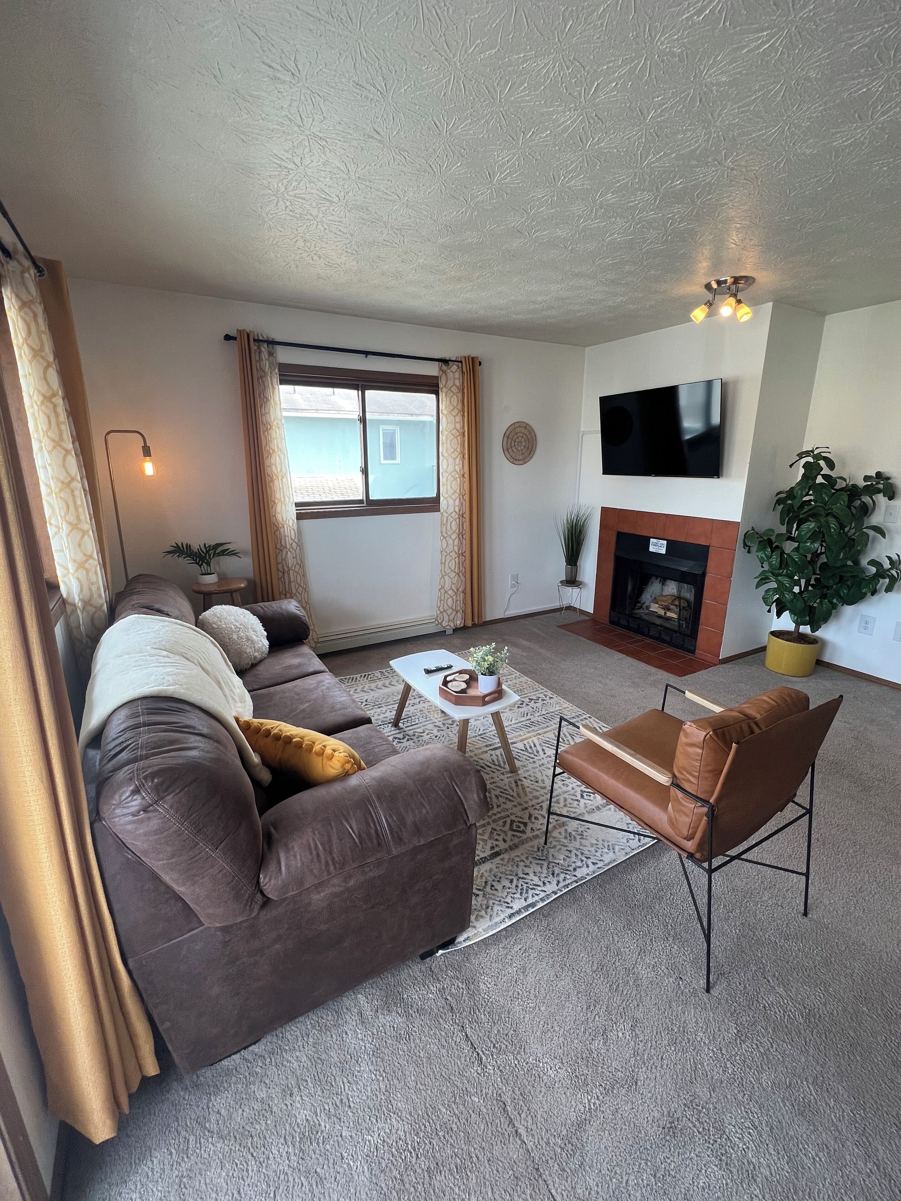 Spacious 2 Bedroom Apartment - Great Location!