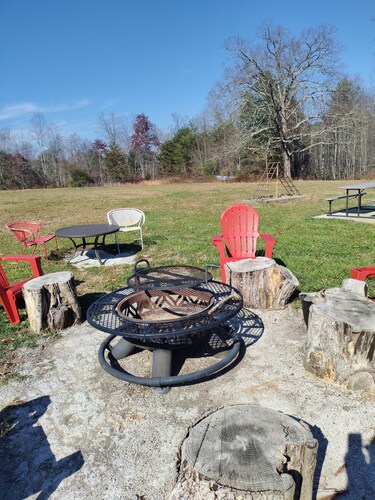 Peaceful 3-bedroom farmhouse in charming Sunbright perfect for relaxing