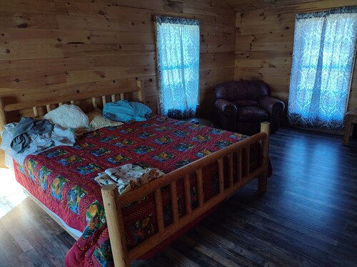 Peaceful 3-bedroom farmhouse in charming Sunbright perfect for relaxing