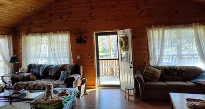 Peaceful 3-bedroom farmhouse in charming Sunbright perfect for relaxing
