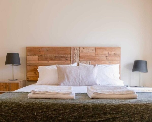 Townhouse Keluarga, kolam renang pribadi, pemandangan kebun anggur | Meja kerja, ruang kerja ramah laptop, dan tirai kedap cahaya