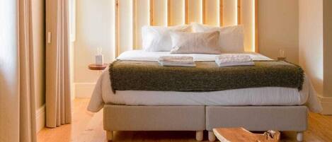 Bureau, espace de travail pour ordinateur portable, rideaux occultants