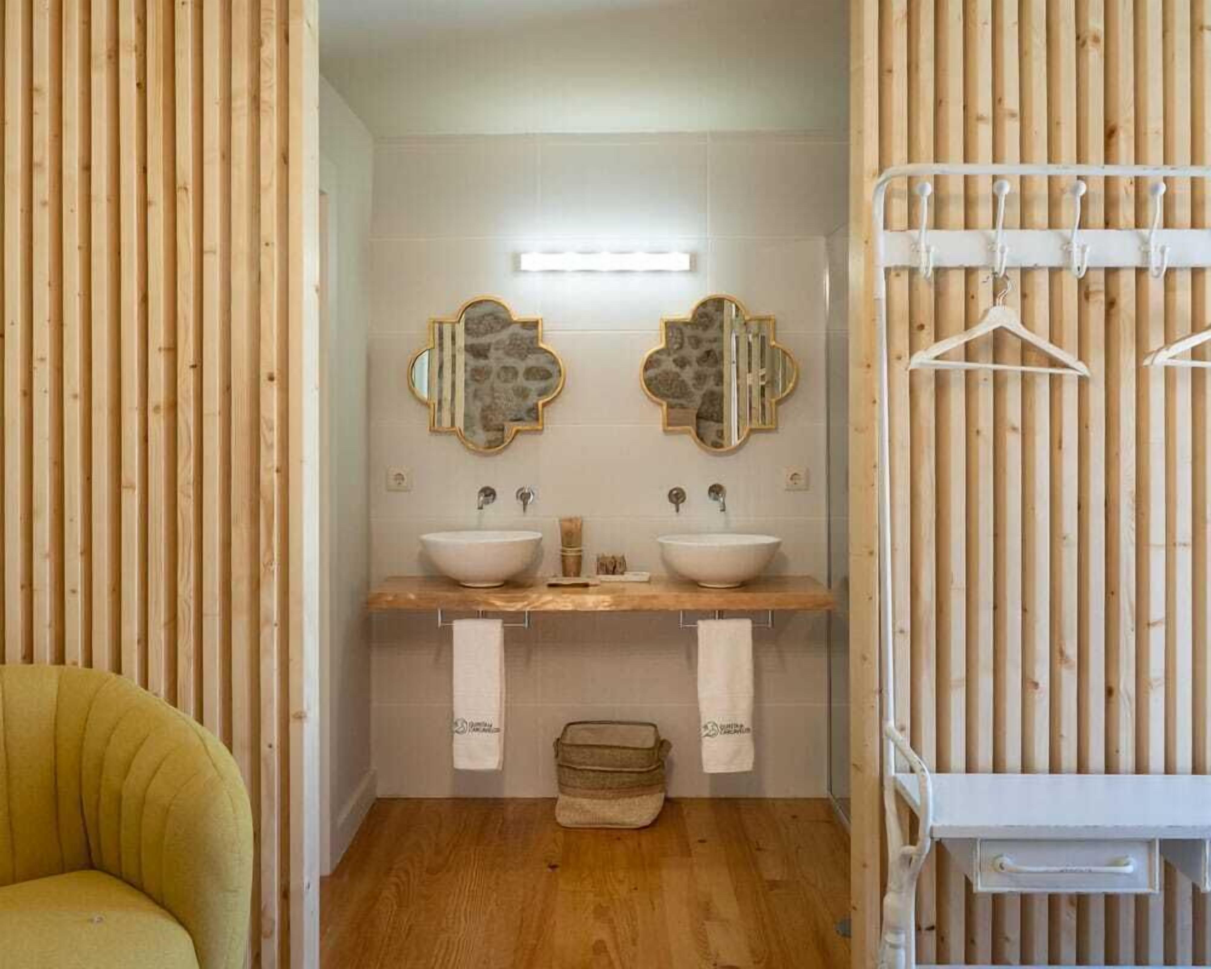 Residenza familiare, piscina privata, vista vigneti | Una scrivania, postazione laptop, tende oscuranti, insonorizzazione