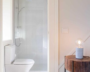 Casa de ciudad familiar, alberca privada, vista al viñedo | Baño | Regadera, secadora de cabello, toallas, jabón