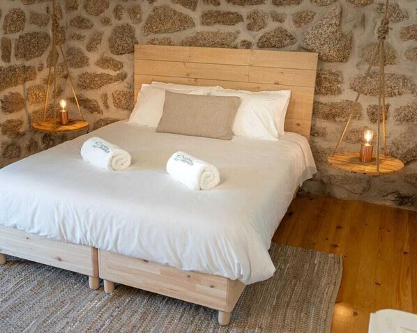 Familien-Stadtwohnung, eigener Pool, Blick auf den Weinberg | Schreibtisch, laptopgeeigneter Arbeitsplatz, Verdunkelungsvorhänge