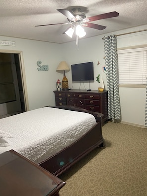 3 bedrooms, desk, iron/ironing board, free WiFi
