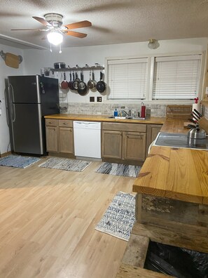 ثلاجة، ميكروويف، فرن، موقد طهي مسطح