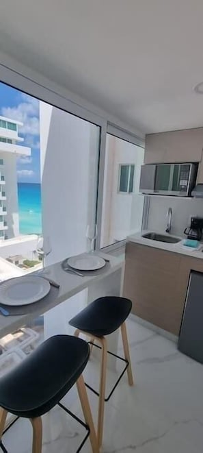 Fridge, microwave, stovetop, coffee/tea maker - New Studio at the beach, side ocean view (Cancún)