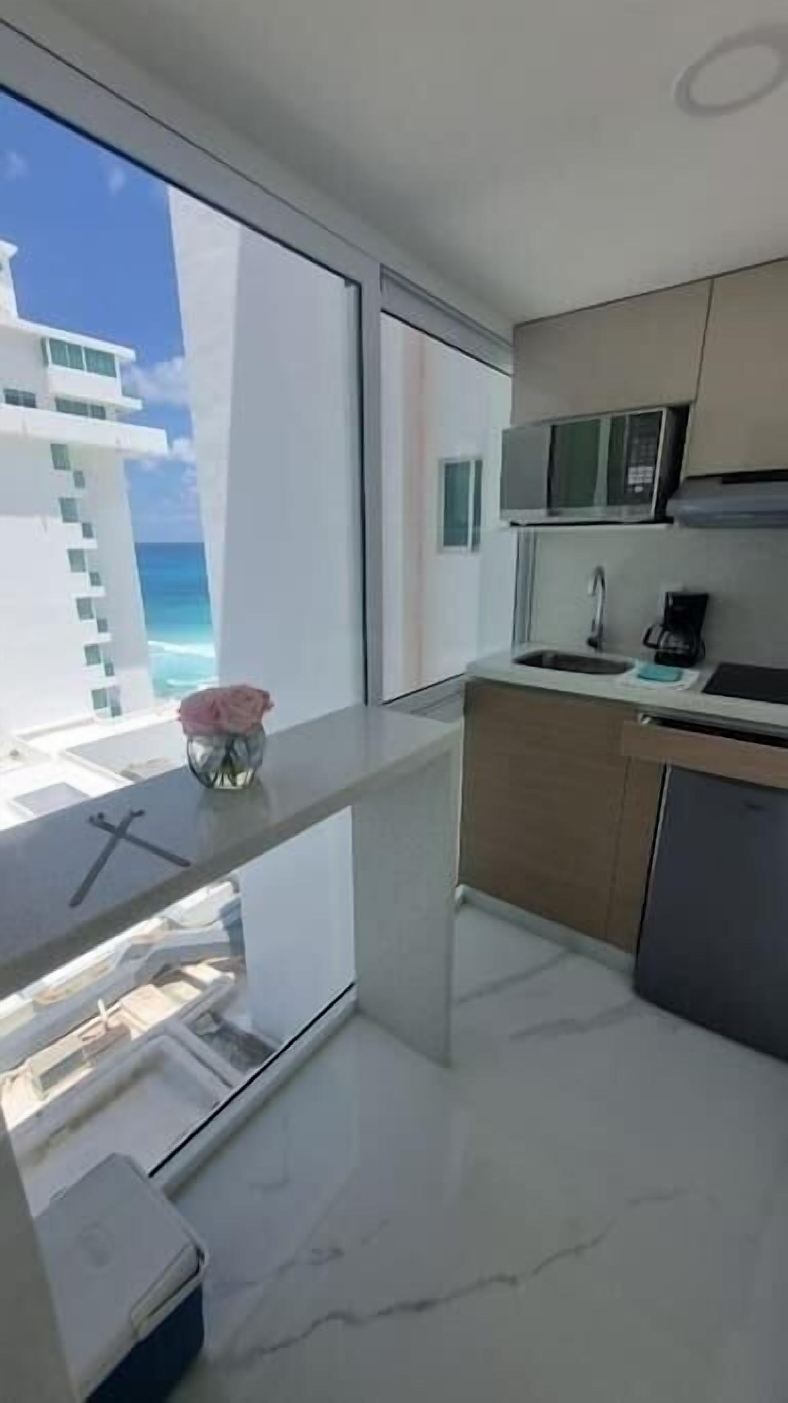 Coffee/tea maker, fridge, microwave, stovetop