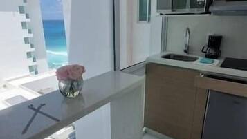 Coffee/tea maker, fridge, microwave, stovetop