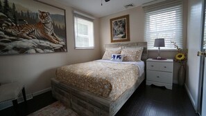 5 bedrooms, iron/ironing board, WiFi, bed sheets