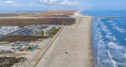 Walk to the Beach- Peaceful and Modern Condo