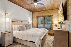 3 bedrooms, iron/ironing board, free WiFi, bed sheets - Big Moe's Honey Hole: New Cabin With 3 King Beds-1 Queen Bunk-New Decor-New Furniture-EV Charger. (Sevierville)