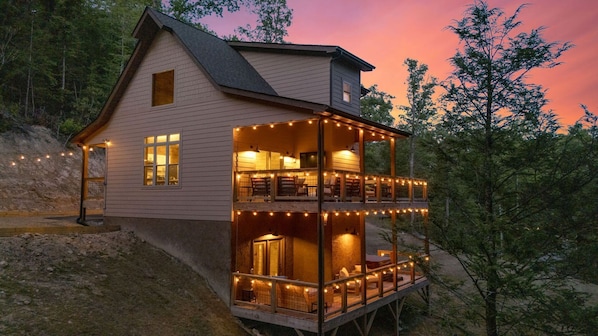 Exterior - Big Moe's Honey Hole: New Cabin With 3 King Beds-1 Queen Bunk-New Decor-New Furniture-EV Charger. (Sevierville)