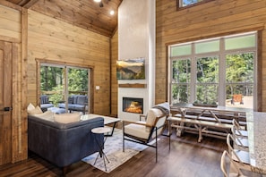 Smart TV, fireplace, video games - Big Moe's Honey Hole: New Cabin With 3 King Beds-1 Queen Bunk-New Decor-New Furniture-EV Charger. (Sevierville)
