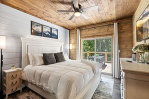 3 bedrooms, iron/ironing board, free WiFi, bed sheets - Big Moe's Honey Hole: New Cabin With 3 King Beds-1 Queen Bunk-New Decor-New Furniture-EV Charger. (Sevierville)