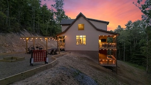Exterior - Big Moe's Honey Hole: New Cabin With 3 King Beds-1 Queen Bunk-New Decor-New Furniture-EV Charger. (Sevierville)