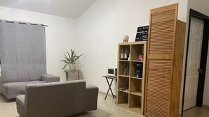 베이직룸, 싱글침대 2개 | 거실 공간 | 디지털 채널 시청이 가능한 43인치 평면 TV, 프린터