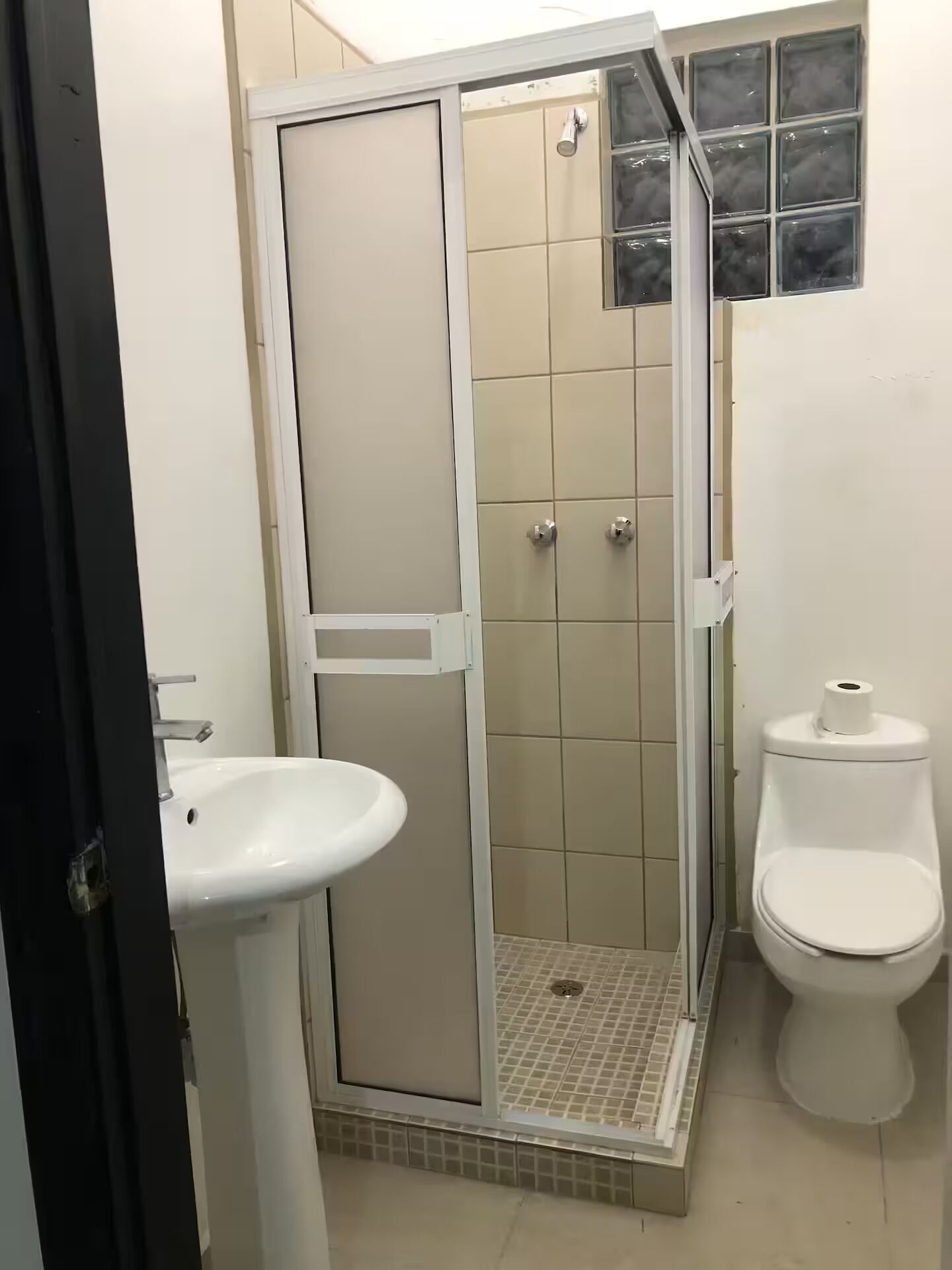 Basic-værelse - 2 enkeltsenge | Badeværelse | Hårtørrer, håndklæder, Sæbe, Shampoo