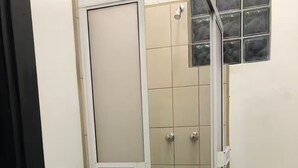 베이직룸, 싱글침대 2개 | 욕실 | 헤어드라이어, 타월, 비누, 샴푸