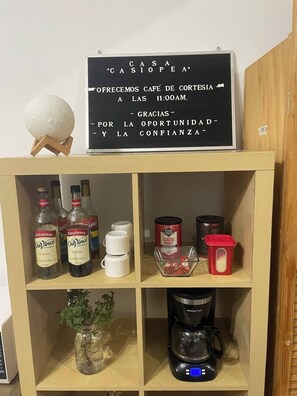 베이직룸, 싱글침대 2개 | 거실 공간 | 디지털 채널 시청이 가능한 43인치 평면 TV, 프린터