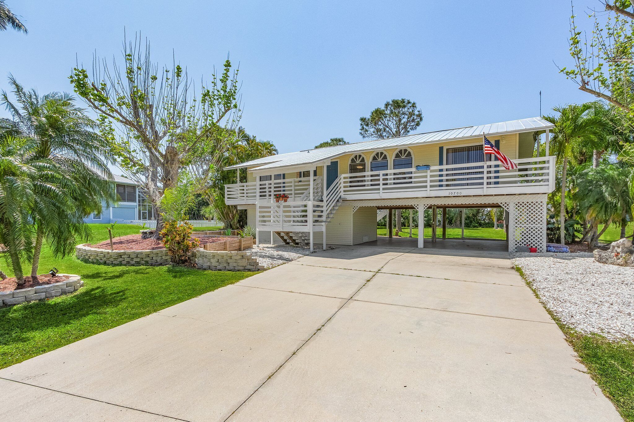 2/2 Heart of Pine Island Home, with Wrap Around Porch!