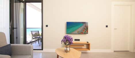 Tremannsrom – familie, delvis sjøutsikt | Utsikt mot strand/hav