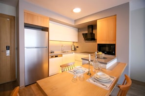 Desk, laptop workspace, soundproofing, iron/ironing board - Krem Marin Suits Otel (Cesme)