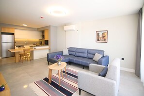 Desk, laptop workspace, soundproofing, iron/ironing board - Krem Marin Suits Otel (Cesme)