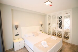 Family Triple Room, Partial Sea View | Desk, laptop workspace, soundproofing, iron/ironing board - Krem Marin Suits Otel (Cesme)