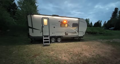 Cozy couples camper with your own private 100ft lake front.