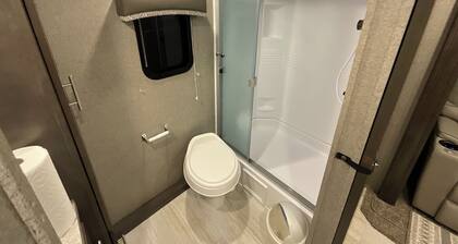 Cozy couples camper with your own private 100ft lake front.