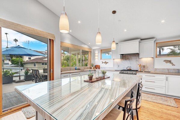 Fridge, microwave, oven, stovetop - Walking distance to Moonlight beach! The Surf Station in Encinitas (Encinitas)