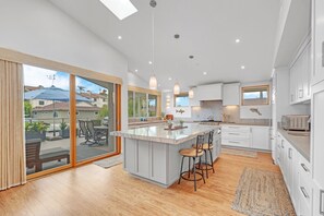 Fridge, microwave, oven, stovetop - Walking distance to Moonlight beach! The Surf Station in Encinitas (Encinitas)