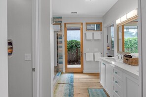 Interior - Walking distance to Moonlight beach! The Surf Station in Encinitas (Encinitas)