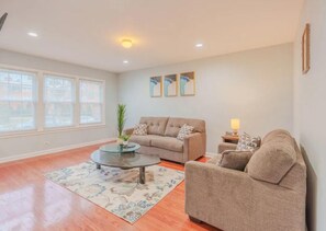 Living area - Spacious 3 Bed 1 Bath Apartment in West Rogers park (Chicago)