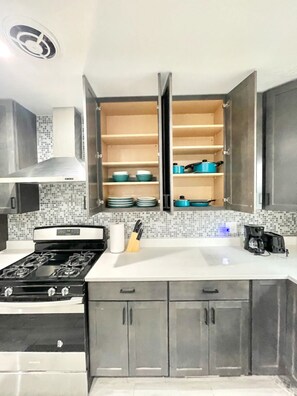 Private kitchen - Spacious 3 Bed 1 Bath Apartment in West Rogers park (Chicago)