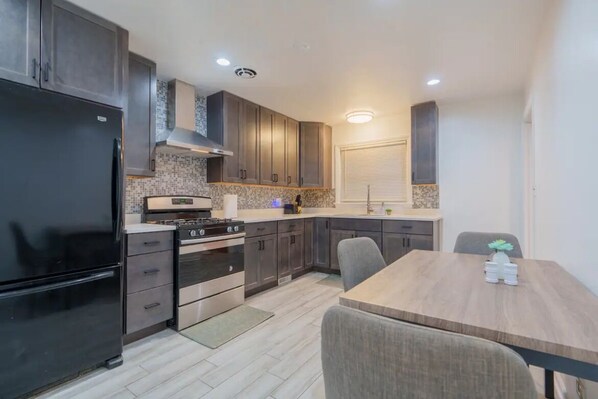 Private kitchen - Spacious 3 Bed 1 Bath Apartment in West Rogers park (Chicago)