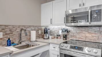 Réfrigérateur, micro-ondes, four, plaque de cuisson