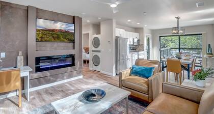 Experience luxury at Sedona Trailhead Suites B, an 850 sqft condo with stunning red rock views.