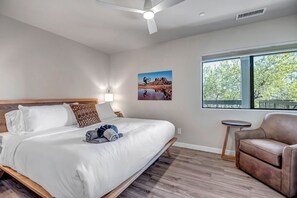 2 bedrooms, desk, WiFi, bed sheets
