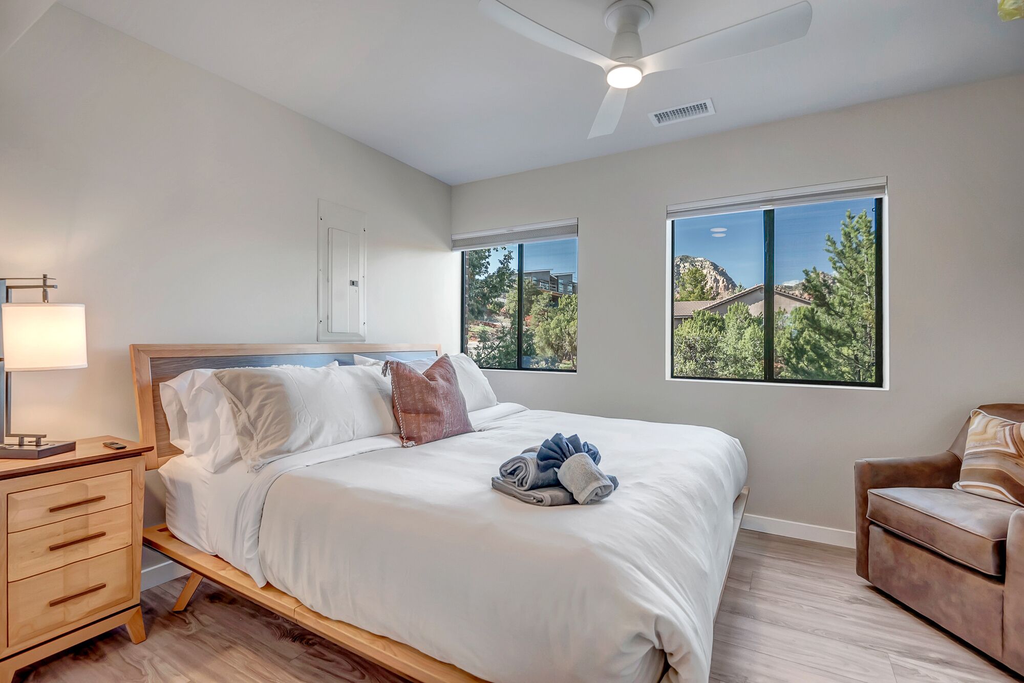 2 bedrooms, desk, WiFi, bed sheets