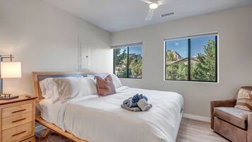 2 bedrooms, desk, WiFi, bed sheets